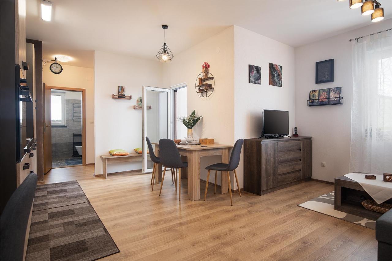 Apartment Little Gallery **** ロヴィニ エクステリア 写真