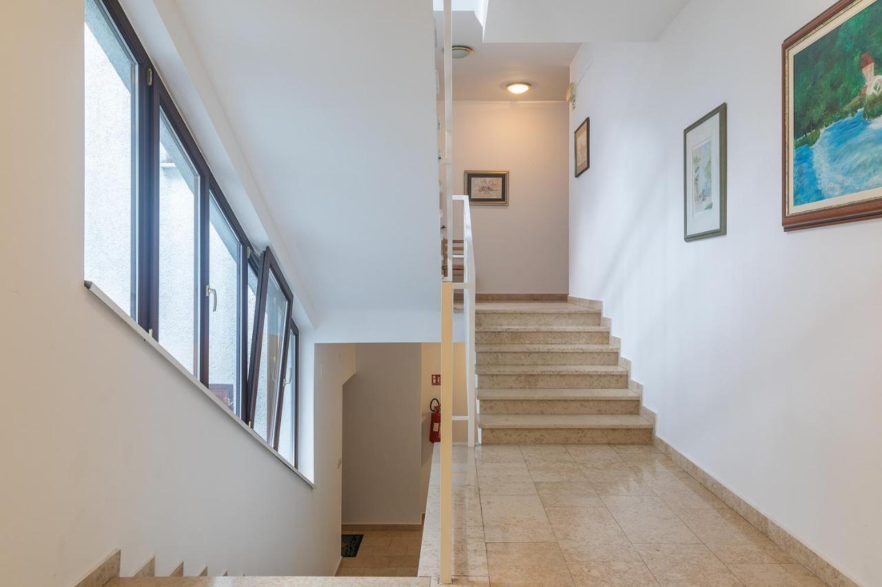 Apartment Little Gallery **** ロヴィニ エクステリア 写真